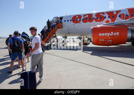Urlauber, die einsteigen in eines Bereichs von EasyJet am Flughafen Ibiza, Spanien Stockfoto