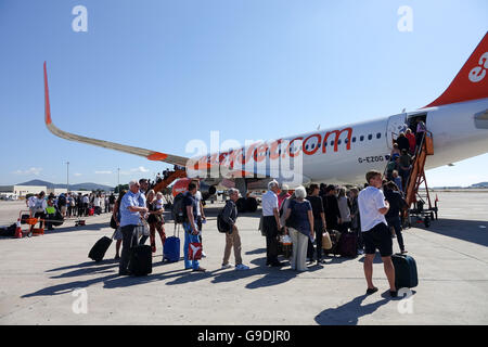 Urlauber, die einsteigen in eines Bereichs von EasyJet am Flughafen Ibiza, Spanien Stockfoto