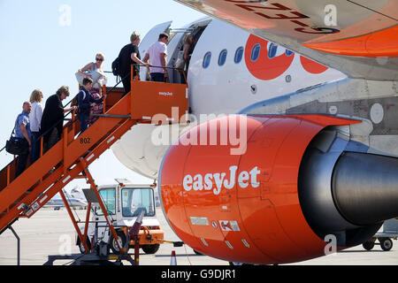 Urlauber, die einsteigen in eines Bereichs von EasyJet am Flughafen Ibiza, Spanien Stockfoto