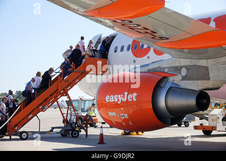 Urlauber, die einsteigen in eines Bereichs von EasyJet am Flughafen Ibiza, Spanien Stockfoto