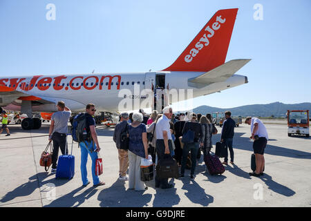 Urlauber, die einsteigen in eines Bereichs von EasyJet am Flughafen Ibiza, Spanien Stockfoto