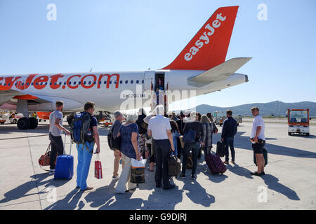 Urlauber, die einsteigen in eines Bereichs von EasyJet am Flughafen Ibiza, Spanien Stockfoto