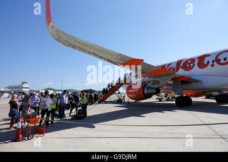 Urlauber, die einsteigen in eines Bereichs von EasyJet am Flughafen Ibiza, Spanien Stockfoto