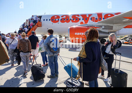 Urlauber, die einsteigen in eines Bereichs von EasyJet am Flughafen Ibiza, Spanien Stockfoto