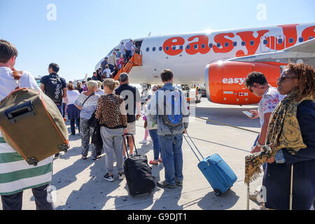 Urlauber, die einsteigen in eines Bereichs von EasyJet am Flughafen Ibiza, Spanien Stockfoto