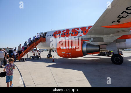 Urlauber, die einsteigen in eines Bereichs von EasyJet am Flughafen Ibiza, Spanien Stockfoto