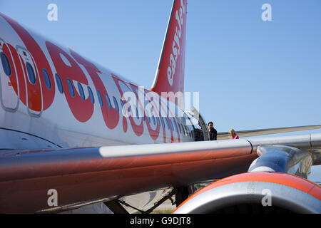 Urlauber, die einsteigen in eines Bereichs von EasyJet am Flughafen Ibiza, Spanien Stockfoto