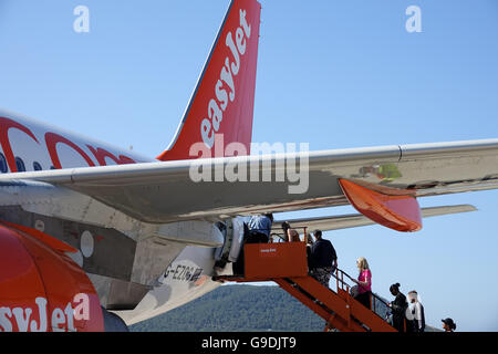 Urlauber, die einsteigen in eines Bereichs von EasyJet am Flughafen Ibiza, Spanien Stockfoto