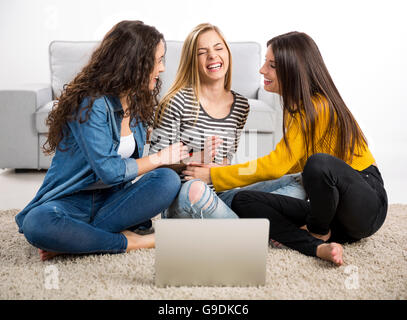 Glücklich Teenagermädchen Studium zu Hause mit einem laptop Stockfoto