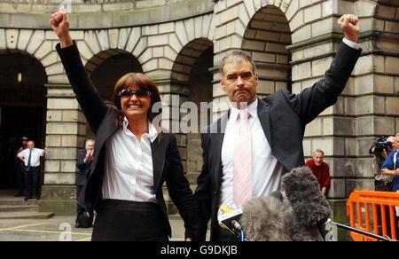 Tommy Sheridan, der ehemalige Vorsitzende der Scottish Socialist Party, verlässt mit seiner Frau Gail das Sitzungsgericht in Edinburgh. Stockfoto