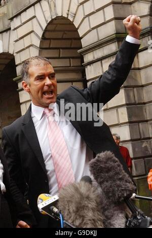 Der ehemalige Vorsitzende der Schottischen Sozialistischen Partei, Tommy Sheridan, verlässt das Sitzungsgericht in Edinburgh. Stockfoto