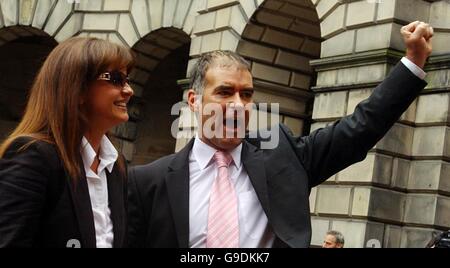 Tommy Sheridan, der ehemalige Vorsitzende der Scottish Socialist Party, verlässt mit seiner Frau Gail das Sitzungsgericht in Edinburgh. Stockfoto