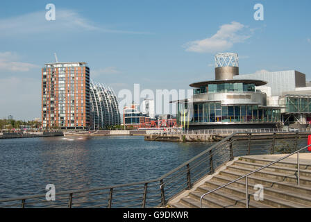 Blick über den Manchester Ship Canal in Richtung der Lowry Theater Salford Quays Manchester Stockfoto