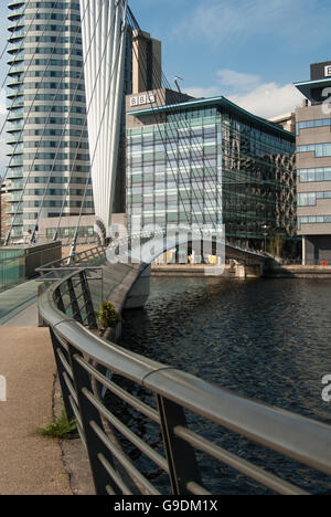 Blick über die Fußgängerbrücke in Richtung BBC Gebäude in Media City, Manchester, Salford Quays. Stockfoto