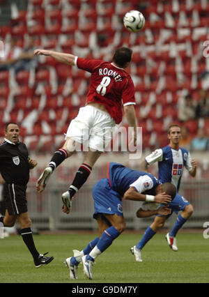 Fußball - LG Amsterdam Turnier 2006 - Manchester United gegen FC Porto - Amsterdam Arena. Wayne Rooney von Manchester United fordert Pepe von Porto für den Ball heraus, was zu einer roten Karte führt Stockfoto