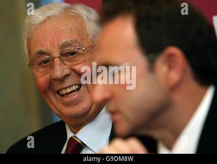 Doug Ellis, Vorsitzender der Aston Villa (links), mit dem neuen Manager Martin O'Neill bei einer Pressekonferenz im Villa Park, Birmingham. Stockfoto