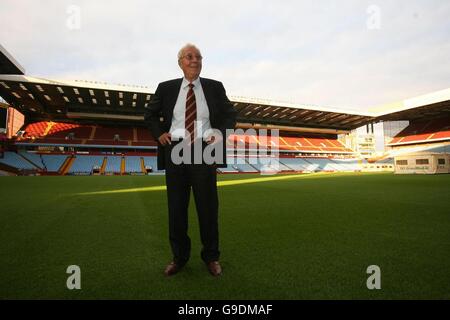 Doug Ellis, Vorsitzender der Aston Villa, nach einer Pressekonferenz im Villa Park, Birmingham. Stockfoto