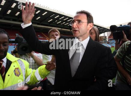 Martin O'Neill, neuer Manager von Aston Villa, nach einer Pressekonferenz in der Villa Park, Birmingham. Stockfoto