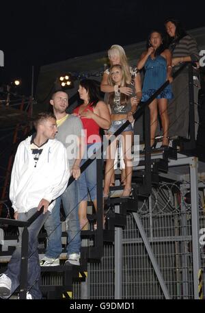 Big Brother-Teilnehmer stehen auf der Treppe des Big Brother-Hauses, der Elstree Studios, Borehamwood. Stockfoto