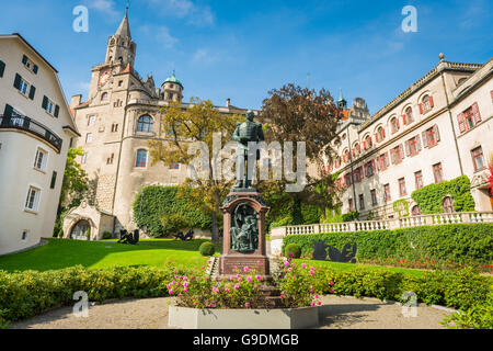 Blick auf den Karl-Anton-Platz in Sigmaringen und die Statue des Prinzen Karl Anton von Hohenzollern-Sigmaringen Stockfoto