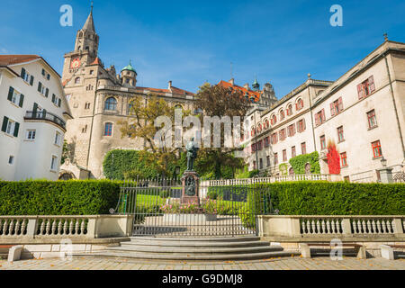 Blick auf den Karl-Anton-Platz in Sigmaringen und die Statue des Prinzen Karl Anton von Hohenzollern-Sigmaringen Stockfoto