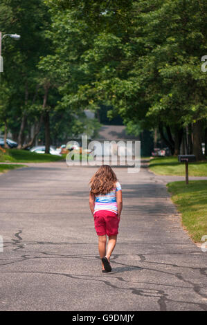 Eine 8-10 Jahre alten kaukasischen Mädchen geht weg. Stockfoto