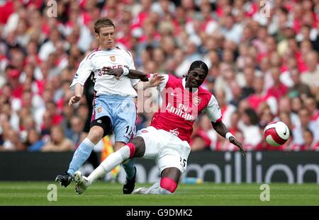 Emmanuel Adebayor (r) von Arsenal geht in die Schiefbahn, um die von Aston Villa zu bekämpfen Steven Davis Stockfoto