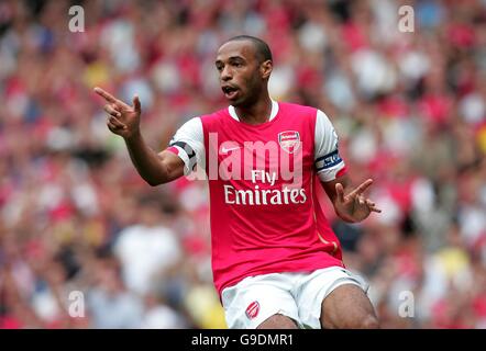 Thierry Henry von Arsenal stellt eine Offside-Entscheidung in Frage Stockfoto