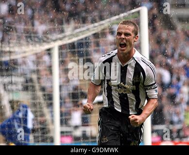 Fußball - FA Barclays Premiership - Newcastle United / Wigan Athletic - St James Park. Scott Parker von Newcastle United feiert sein Ziel Stockfoto