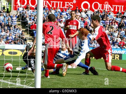 Fußball - FA Barclays Premiership - Reading / Middlesbrough - Madejski Stadium. Dave Kitson von Reading punktet Stockfoto