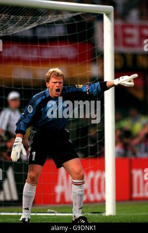 Deutschland-Torwart Oliver Kahn organisiert seine Mauer bei einem Free Tritt Stockfoto