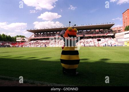 Das Maskottchen des Rayo Vallecano Clubs genießt sich an einem schönen Tag im Vallecas Stadium, dem Heimstadion von Rayo Vallecano Stockfoto