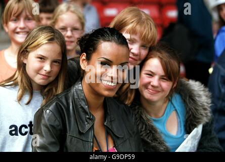 Soccer - AXA Celebrity Football Match - Bescot Stadium, Walsall. Die neue Freundin von TV-Star Matthew Marsden, Carter, 23, trifft Fans bei einem wohltätigen Fußballspiel in Walsall Stockfoto