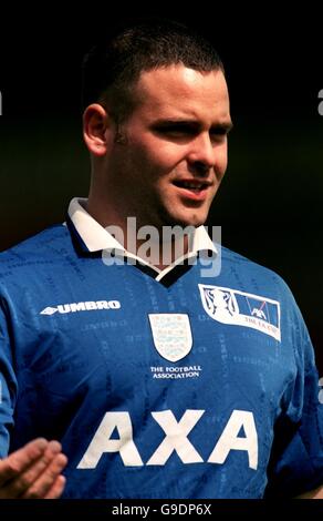 Soccer - AXA Celebrity Football Match - Bescot Stadium, Walsall. Sänger und Schauspieler Peter Carayana Stockfoto