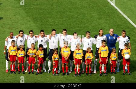 Fußball - FIFA Fußball-Weltmeisterschaft 2006 Deutschland - zweite Runde - England gegen Ecuador - Gottlieb-Daimler-Stadion. Das englische Team steht für die Nationalhymne an Stockfoto