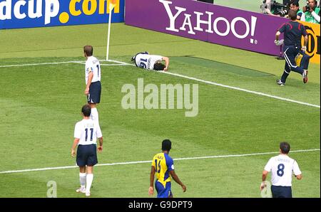 Fußball - FIFA Fußball-Weltmeisterschaft 2006 Deutschland - zweite Runde - England gegen Ecuador - Gottlieb-Daimler-Stadion. Owen Hargreaves, Englands erträgt eine Verletzung Stockfoto