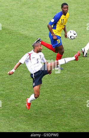 Fußball - FIFA Fußball-Weltmeisterschaft 2006 Deutschland - zweite Runde - England gegen Ecuador - Gottlieb-Daimler-Stadion. Ashley Cole, England, kontrolliert den Ball Stockfoto