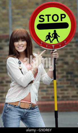 Die ehemalige Atomic Kitten-Sängerin Natasha Hamilton tauschte ihr Mikrofon gegen einen Lollipop-Stick, als sie die TOTAL Little Learners Road Safety Campaign an der St Matthews Church of England School in Westminster, im Zentrum von London, startete. Stockfoto