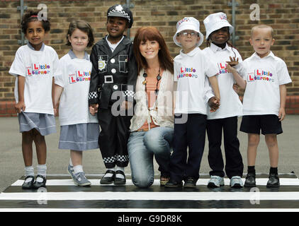 Die ehemalige Atomic Kitten-Sängerin Natasha Hamilton startet mit Schülern der St. Matthews Church of England School in Westminster, im Zentrum von London, die „TOTAL Little Learners Road Safety Campaign“. Stockfoto