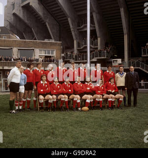 Wales-Teamgruppe: (Hintere Reihe, l-r) Schiedsrichter MH Titcomb, ?, Arthur Lewis, Roy Bergiers, Jeff Young, Mervyn Davies, Barry Llewellyn, Geoff Evans, Delme Thomas, Dai Morris, ?, Trainer Clive Rowlands; (erste Reihe, l-r) JPR Williams, Gerald Davies, Barry John, David Lloyd, John Taylor, Gareth Edwards, John Bevan Stockfoto