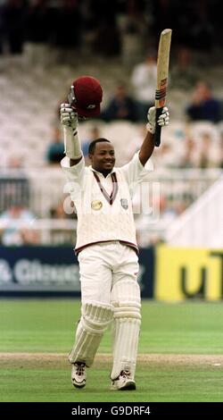 Cricket - Dritter Cornhill Versicherungstest - England gegen Westindien - Vierter Tag. Brian Lara von West Indies feiert sein Jahrhundert Stockfoto