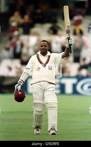 Cricket - Dritter Cornhill Versicherungstest - England gegen Westindien - Vierter Tag. Brian Lara von West Indies feiert sein Jahrhundert Stockfoto