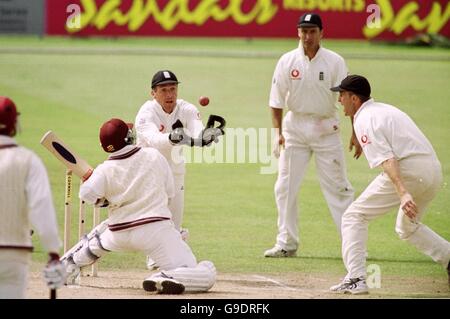 Cricket - Dritter Cornhill Versicherungstest - England gegen Westindien - Vierter Tag. Brian Lara von West Indies wird vom englischen Alec Stewart beim Bowling von Robert Croft hinter sich gelassen, aber er ist nicht draußen Stockfoto