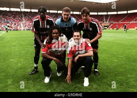 Fußball - Robbie Mustoe Testimonial - Middlesbrough / Borussia Dortmund. Middlesbroughs Neuverpflichtungen Back Row (l-r) Joseph Desire Job, Mark Crossley, Paul Okon, Front Row(l) Christian Karembeu(r) und Noel Whelan. Stockfoto