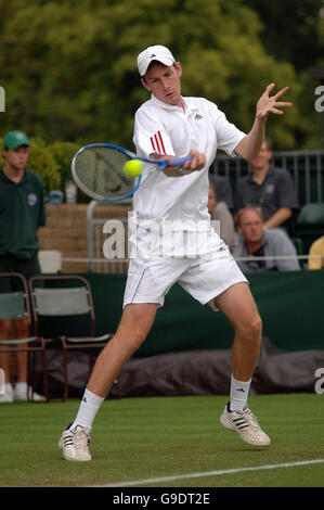 Der britische Richard Bloomfield in Aktion während der ersten Runde der All England Lawn Tennis Championships in Wimbledon. Stockfoto