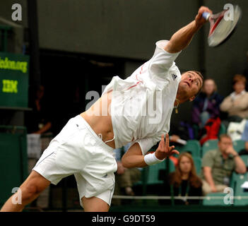 Der russische Marat Safin dient dem britischen Greg Rusedski während der ersten Runde der All England Lawn Tennis Championships in Wimbledon. Stockfoto