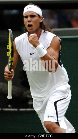 Der Spanier Rafael Nadal feiert seinen Sieg gegen den Briten Alex Bogdanovic im ersten Lauf der All England Lawn Tennis Championships in Wimbledon. Stockfoto