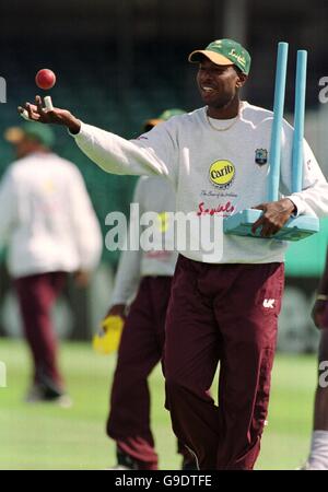 Cricket - Vierter Cornhill Versicherungstest - England gegen Westindien - Netze. Adrian Griffith von West Indies geht auf das Spielfeld in Headingley, um vor dem Test mit England zu üben Stockfoto