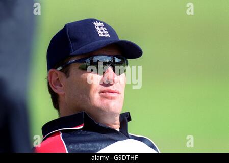 Cricket - Vierter Cornhill Versicherungstest - England gegen Westindien - Netze. Der englische Graeme Hick nimmt es beim Nets-Training vor dem vierten Test in Headingley leicht Stockfoto