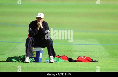 Cricket - Vierter Cornhill Versicherungstest - England gegen Westindien - Netze. England Kapitän Nasser Hussain sammelt seine Gedanken während des Trainings für den vierten Test Stockfoto